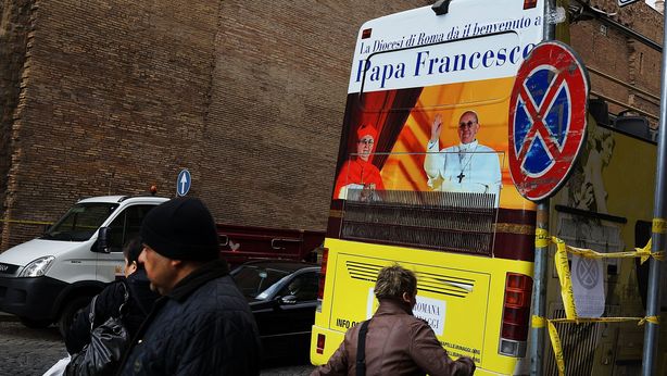 A Roma bus in fiamme: sui social impazza l’hashtag #flambus