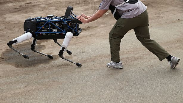 Video inquieta ricercatori: robot collaborano in modo autonomo