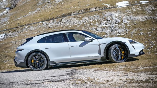 Porsche Taycan Cross Turismo Turbo S. Concorde da strada