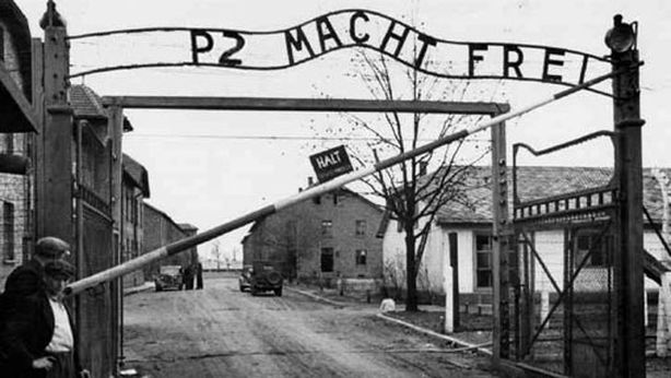 Grillo parafrasa Levi: “Se questo è un Paese”. Con tanto di foto su Auschwitz
