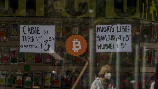 Bitcoin sfonda tetto dei 118mila dollari: Consob oscura 7 siti di broker truffa