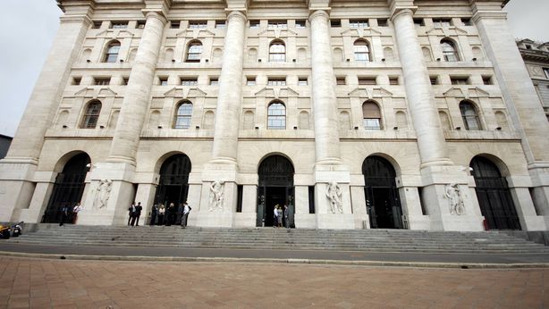 Borsa Milano a fondo, timori su Veneto Banca. Euro volatile