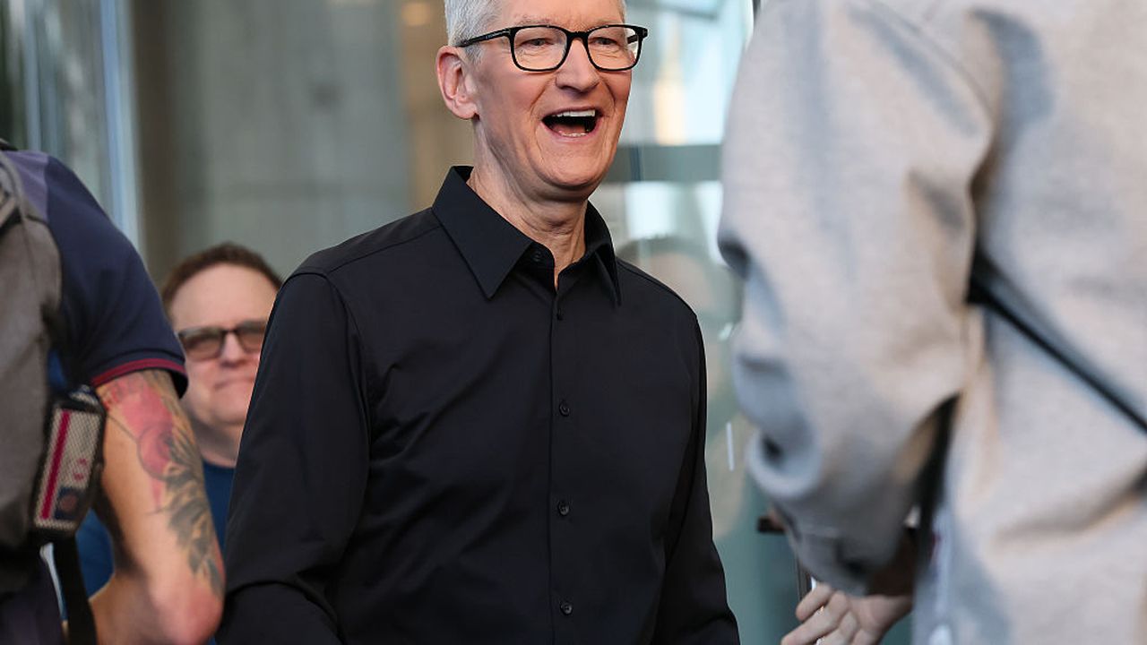 Apple prepara la successione a Tim Cook: staffetta possibile nel 2026