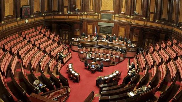 Manovra approda in Senato senza mandato, opposizione insorge