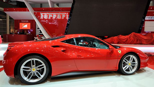 Auto elettriche, Ferrari testa la sua prima auto ibrida