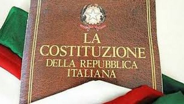 La politica in vetrina: obblighi e follie