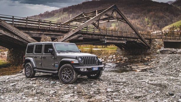 Jeep Wrangler 4xe: una offroad a stelle e strisce