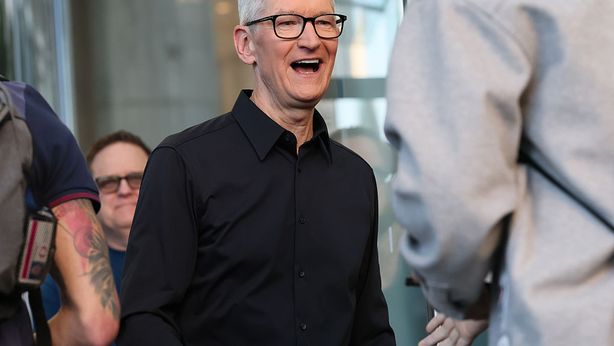 Apple prepara la successione a Tim Cook: staffetta possibile nel 2026
