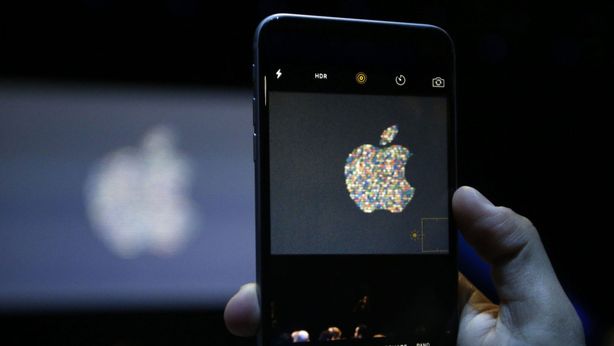 Apple, stop agli iPhone 12 in Francia per rischio radiazioni. Come controllare i valori SAR dello smartphone