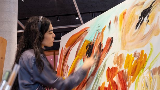 Anna Deller-Yee e MODES Annunciano “INTO THE PROCESS”: Un’Installazione Artistica che Diventa un’Asta di Beneficenza
