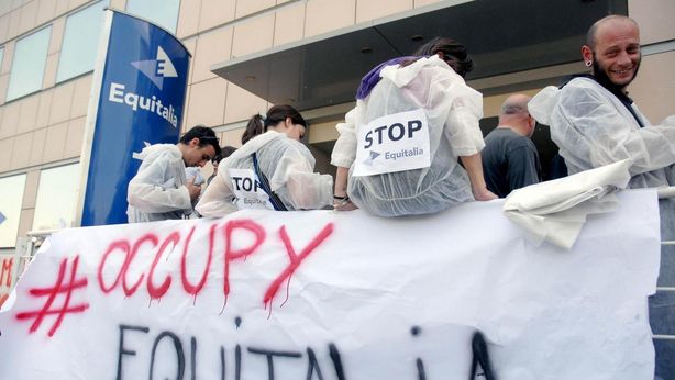 Occupata e murata sede di Equitalia: “Giu’ le mani dalle nostre vite”