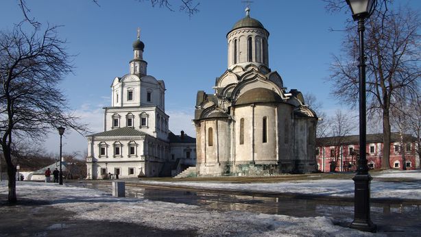 La Russia sfida la crisi e taglia tassi al 14%