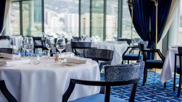Mangiare nel bello: su una terrazza, guardando il mare o i monti o un castello
