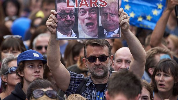 Brexit, Farage e Johnson “tristi eroi”, come ratti in fuga
