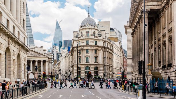 UK: a maggio indice PMI servizi in lieve calo