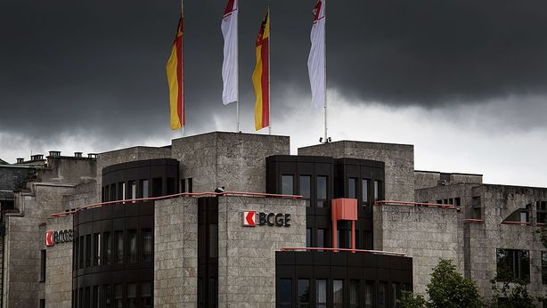 Anche in Svizzera clienti iniziano a pagare interessi sui conti risparmio