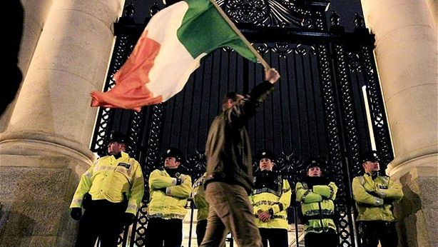 Irlanda “spinta con la forza” ad accettare piano di salvataggio Ue