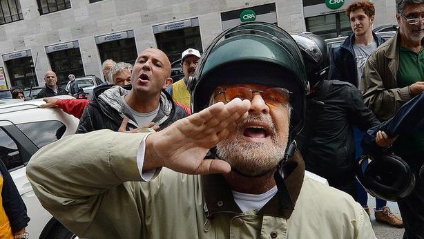 Grillo contestato a Genova: “vieni a spalare”