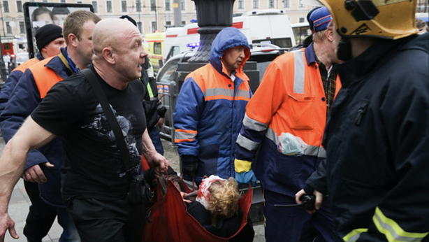 Putin a San Pietroburgo, doppia esplosione nella metro: 11 morti