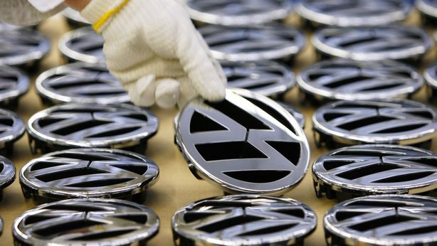 Volkswagen in crisi nera: chiusura di tre fabbriche, licenziamenti e tagli salariali. Cosa succede in Germania