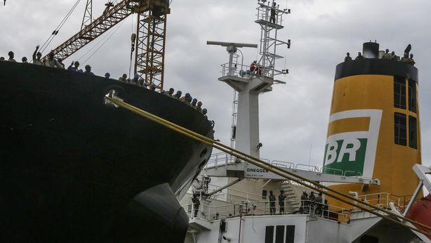 Petrolio sotto i 30 dollari per la prima volta da 12 anni