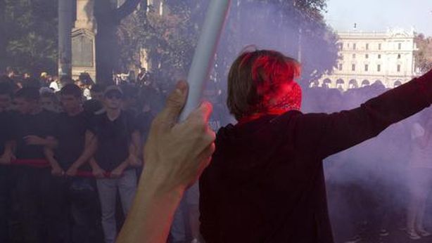 Studenti chiedono un’Italia diversa, a Palermo lancio uova contro Bankitalia