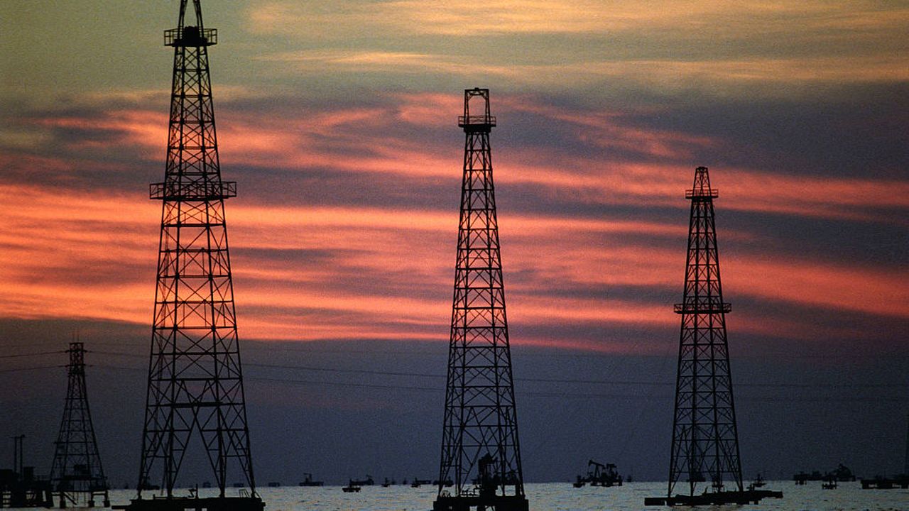 Petrolio al galoppo: Wti sfonda il muro degli 80 dollari