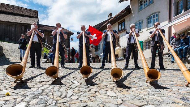 Capo esercito Svizzera ai cittadini: “guerre ibride ovunque, armatevi”