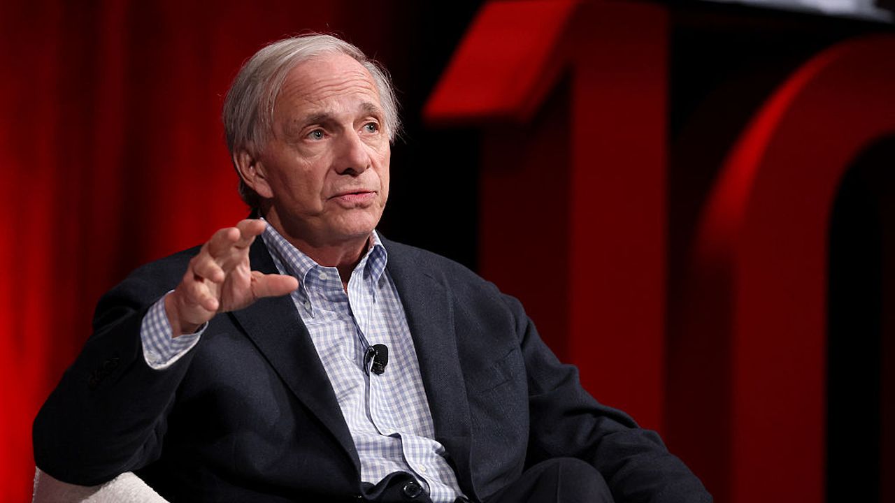 Ray Dalio rivede l’asset allocation: “Più oro, meno debito. Siamo tornati agli anni ’70”
