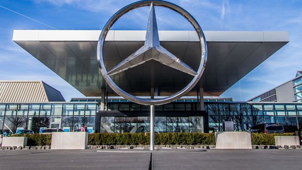 Primi effetti guerra dazi: Daimler lancia profit warning