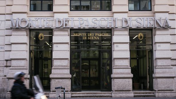 Mps, dimezzato il patrimonio e crolla in Borsa. A rischio la ricapitalizzazione?