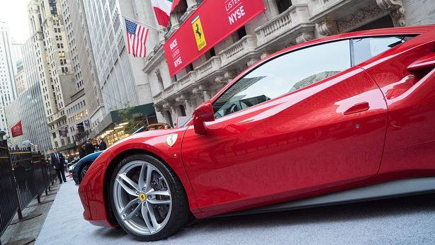 Wall Street ritraccia dopo Pil fiacco, Ferrari in rimonta