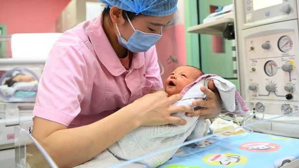 Cina: natalità troppo bassa, Pechino autorizza le coppie ad avere fino a tre figli