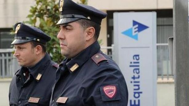 Bufera su Equitalia, otto arresti: mazzette per interrompere i controlli