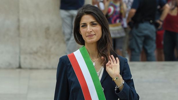 Roma (e M5S) a pezzi: regalo-polizza da 30.000 euro da Romeo a Raggi
