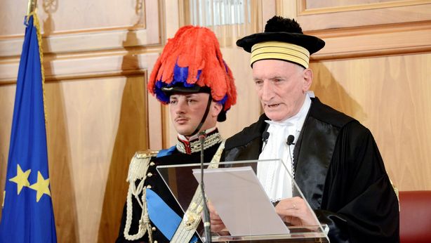Italia: per sanare debito taglia ai cittadini e tiene in vita mostro PA