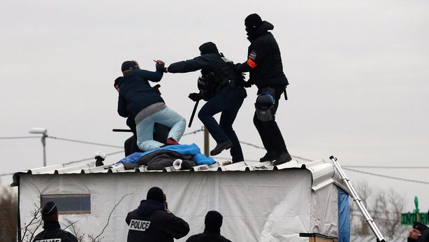 Migranti: sgombero “giungla” di Calais sfocia in sommossa