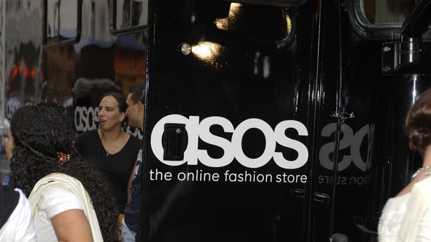 Crisi retail: Asos lancia profit warning e crolla di oltre il 40% a Londra
