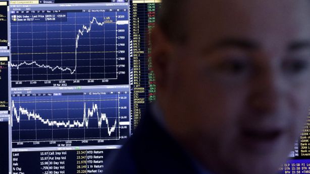 Cosa fare con azioni Intesa e bond Unicredit