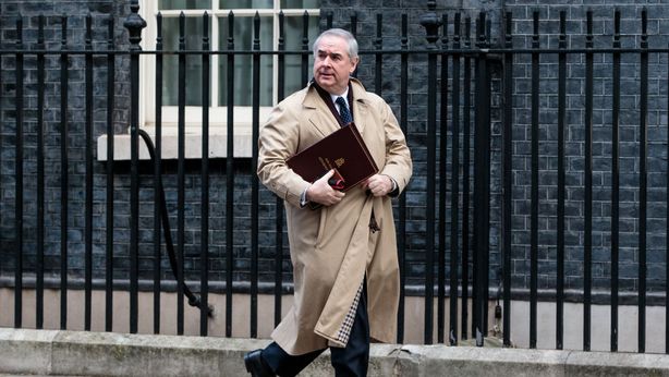 Brexit, Cox cestina intesa May Juncker: sterlina bastonata