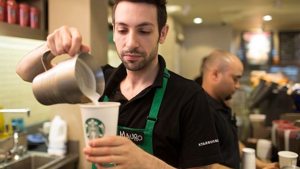 Starbucks: vendite frenano, in chiusura 150 caffetterie. Titolo in affanno