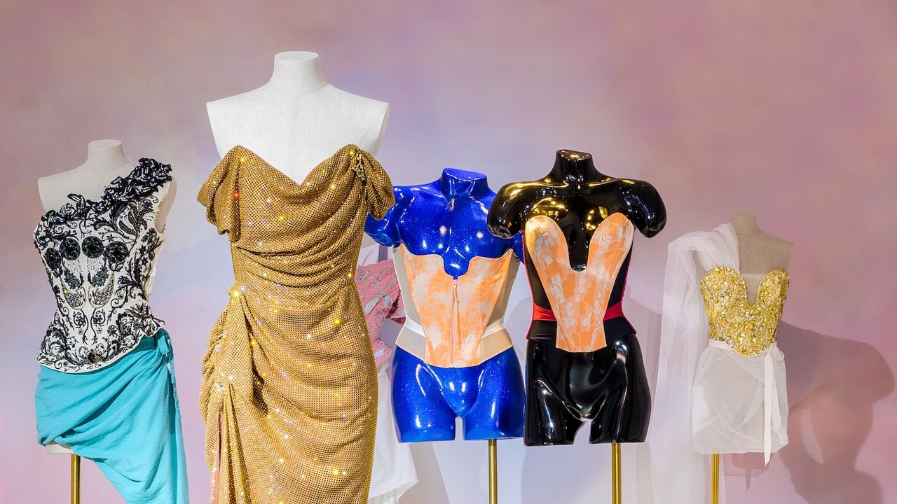 Vivienne Westwood Corsets: l’installazione itinerante arriva a Firenze presso lo store di LuisaViaRoma