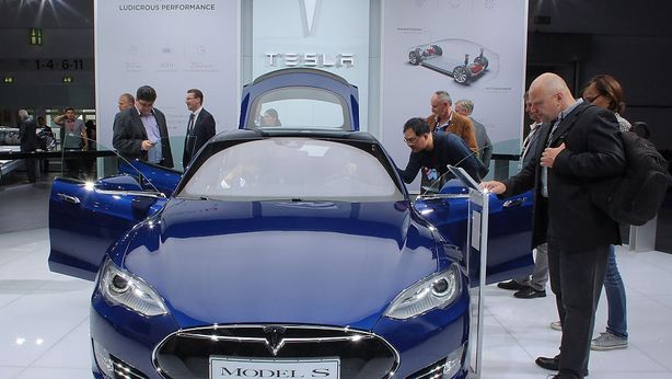 Tesla: azioni da vendere se arrivano a 3mila dollari. Parola di Cathie Wood
