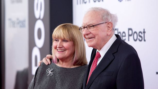 Warren Buffett: chi è Astrid Menks, la moglie