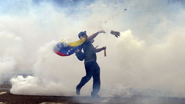 Venezuela nel caos, Maduro: “il popolo occupi le fabbriche”