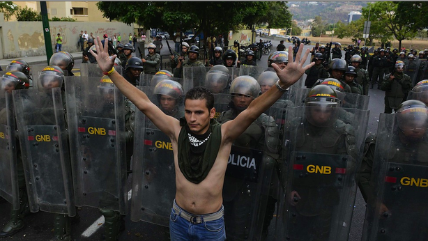 Venezuela spaccato: Maduro vince, Capriles denuncia brogli