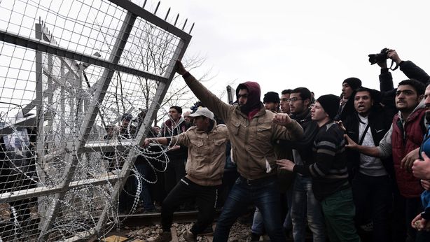 Grecia: centinaia di migranti si ribellano, sfondano barriere doganali