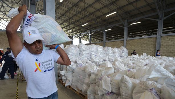 Crisi Venezuela: scontro Russia-Usa mentre popolazione scappa