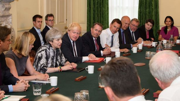 Ammutinamento a Westminster: Brexit in alto mare e sterlina affossata
