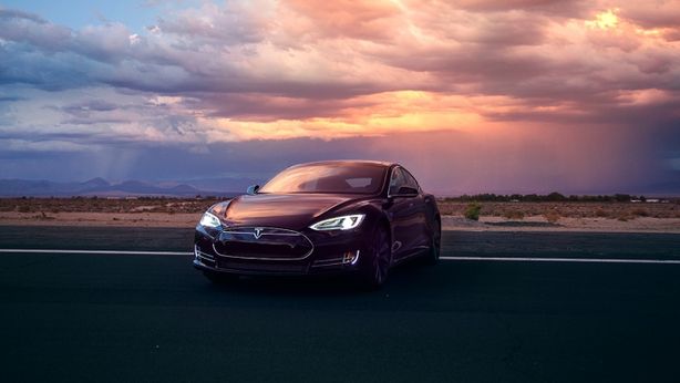 Tesla: auto elettrica senza pilota sul mercato entro tre anni